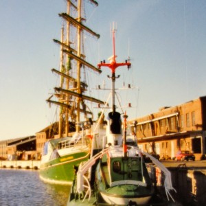 SRK Georg Breusing am Werftkai in Bremerhaven zusammen mit der fast fertigen Alexander von Humboldt I, 1988.