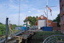 Blick auf Slipanlage, Hof und Reparaturhalle.