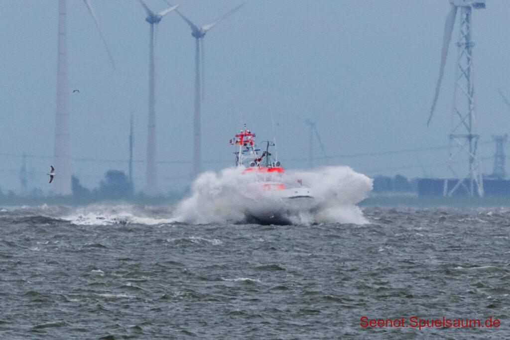 SK40 (HAMBURG) mit 23 Kn gegen 6-7 Bft Wind und Flutstrom auf der Ems.